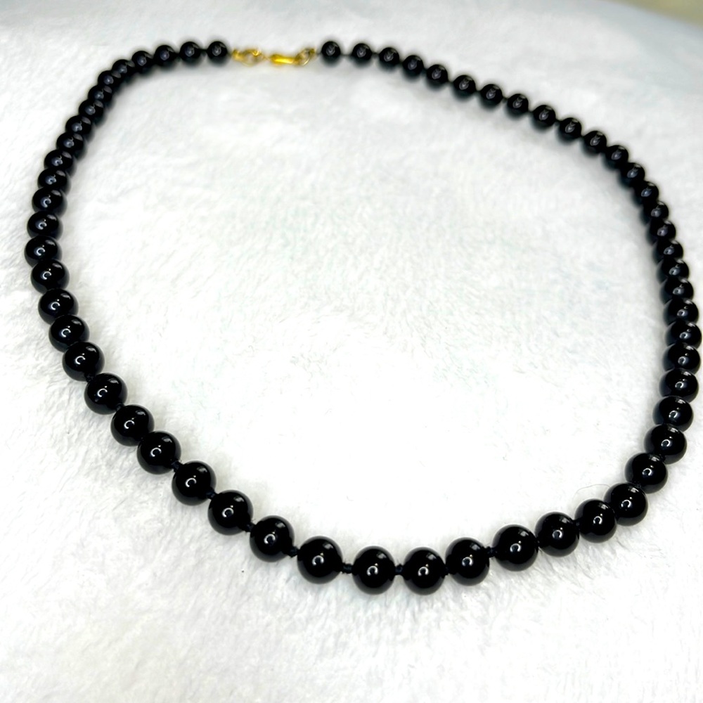 Black pearly necklace